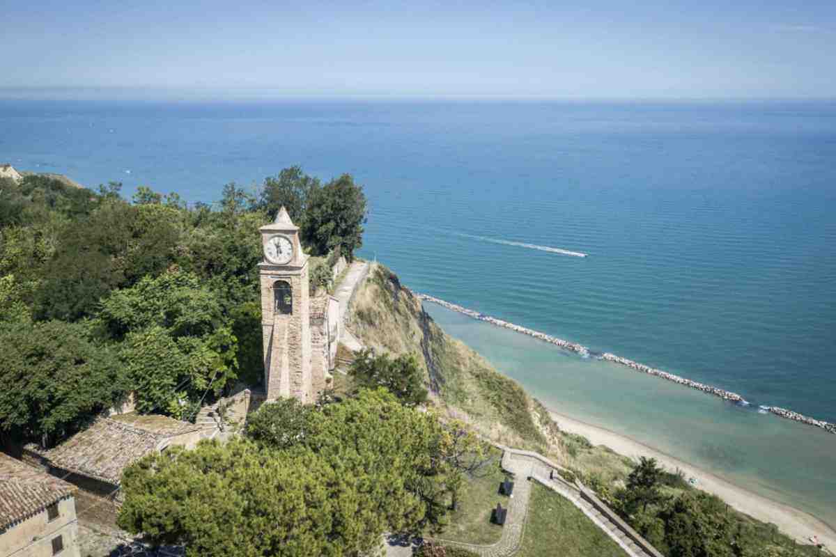 La spiaggia sottostante il borgo è un paradiso per chi cerca la tranquillità lontano dal turismo di massa. Non attrezzata e priva di servizi,
