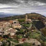 Nel cuore delle Marche, lungo la costa adriatica, si trova un luogo incantato che conserva l’atmosfera sospesa di un tempo passato