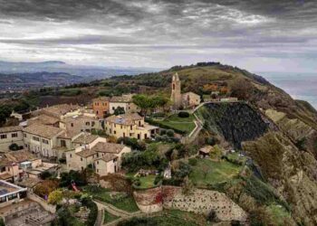 Nel cuore delle Marche, lungo la costa adriatica, si trova un luogo incantato che conserva l’atmosfera sospesa di un tempo passato