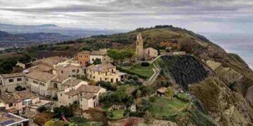 Nel cuore delle Marche, lungo la costa adriatica, si trova un luogo incantato che conserva l’atmosfera sospesa di un tempo passato