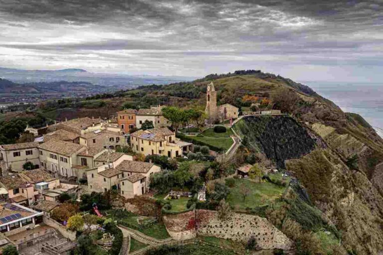 Nel cuore delle Marche, lungo la costa adriatica, si trova un luogo incantato che conserva l’atmosfera sospesa di un tempo passato