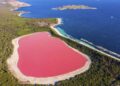 Con una lunghezza di circa 600 metri e una larghezza di 250 metri, il lago Hillier è celebre per il suo colore rosa permanente che non cambia