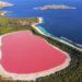 Con una lunghezza di circa 600 metri e una larghezza di 250 metri, il lago Hillier è celebre per il suo colore rosa permanente che non cambia