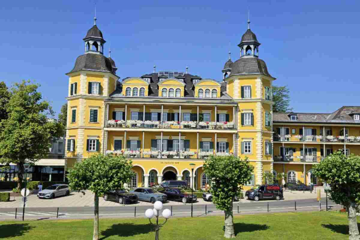 Per chi cerca momenti di pace e rigenerazione, lo Schloss Velden offre l’Acquapura Lake SPA, un centro benessere di 3.600 metri quadrati