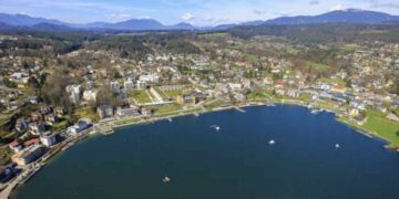 Conosciuta per le sue acque cristalline e il fascino senza tempo, Velden diventa protagonista di una tradizione natalizia unica,