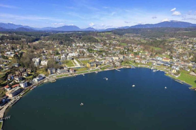 Conosciuta per le sue acque cristalline e il fascino senza tempo, Velden diventa protagonista di una tradizione natalizia unica,