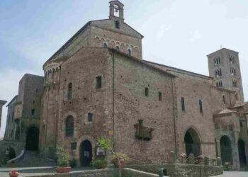 Alte mura, palazzi e affreschi medievali: in questo borgo a due passi da Roma