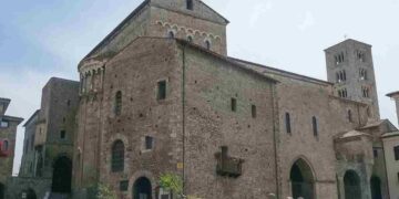Alte mura, palazzi e affreschi medievali: in questo borgo a due passi da Roma