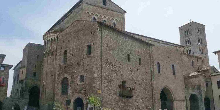 Alte mura, palazzi e affreschi medievali: in questo borgo a due passi da Roma