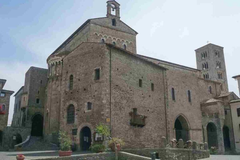 Alte mura, palazzi e affreschi medievali: in questo borgo a due passi da Roma