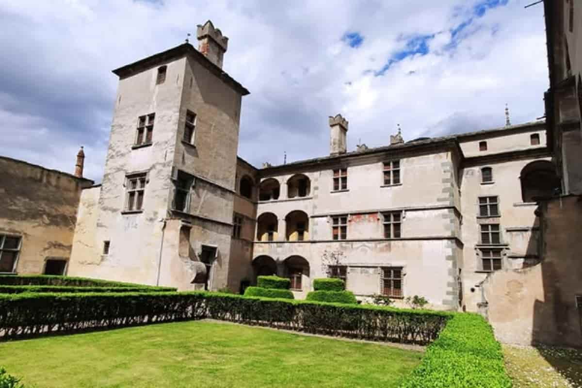 castello da fiaba in valle d'aosta