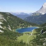 Ehrwald, con i suoi 994 metri di altitudine, è un piccolo comune di circa 2.600 abitanti che funge da “porta” verso il massiccio dello Zugspitze
