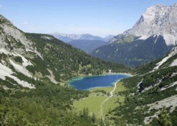 Ehrwald, con i suoi 994 metri di altitudine, è un piccolo comune di circa 2.600 abitanti che funge da “porta” verso il massiccio dello Zugspitze