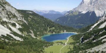 Ehrwald, con i suoi 994 metri di altitudine, è un piccolo comune di circa 2.600 abitanti che funge da “porta” verso il massiccio dello Zugspitze