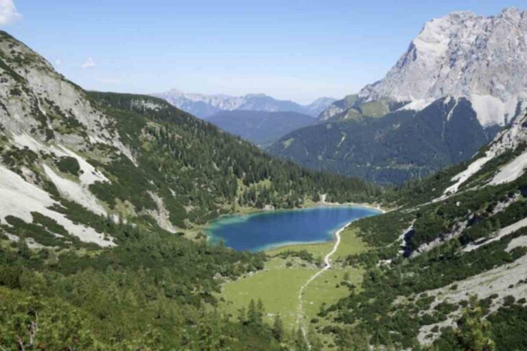 Ehrwald, con i suoi 994 metri di altitudine, è un piccolo comune di circa 2.600 abitanti che funge da “porta” verso il massiccio dello Zugspitze