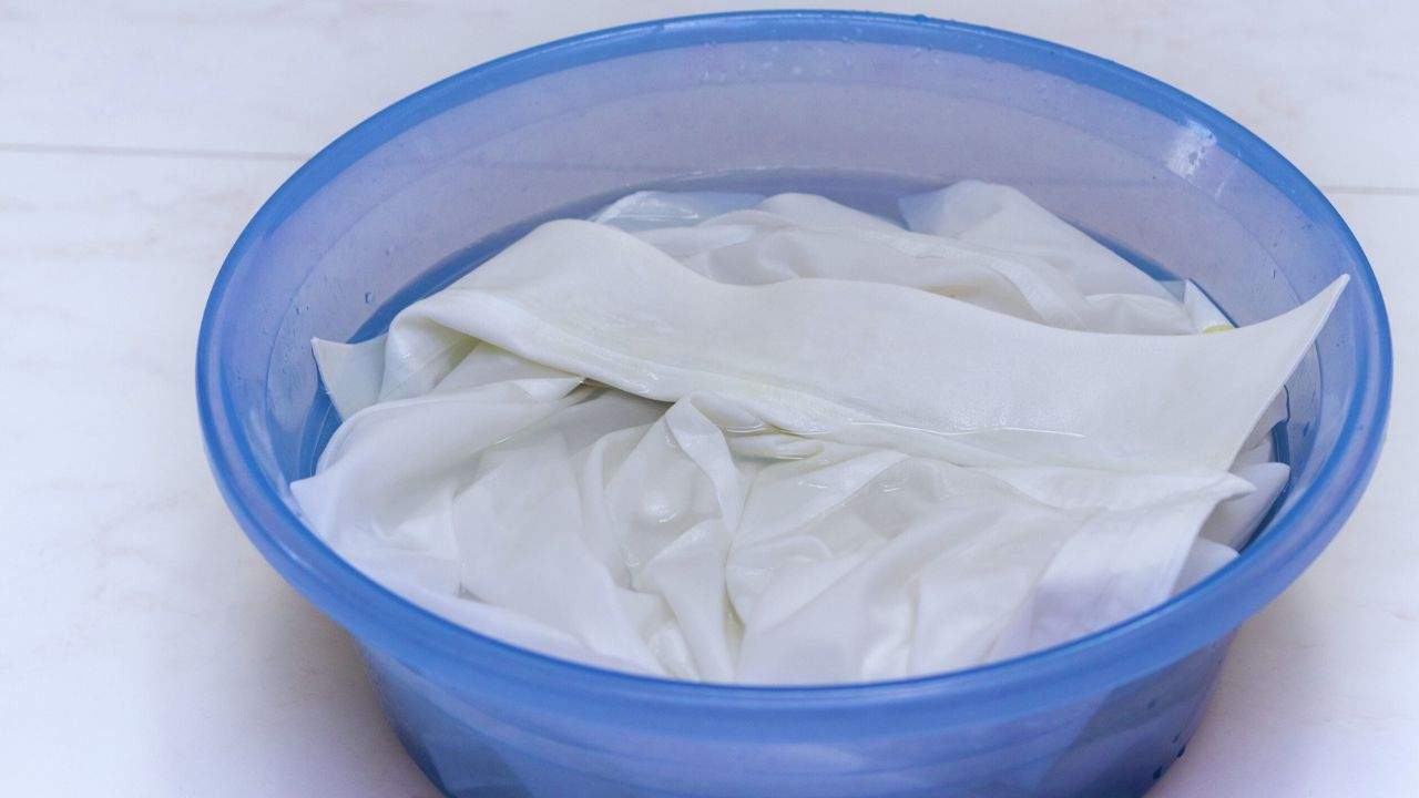 trattare le macchie sui tessuti con acqua calda o fredda