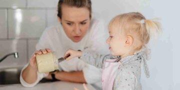 Mamma con bimba piccola