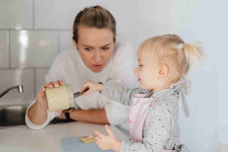 Mamma con bimba piccola
