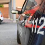 Un uomo 47enne è stato arrestato per aver staccato i dispositivi salvavita della madre: l'allarme dato da un'infermiera.