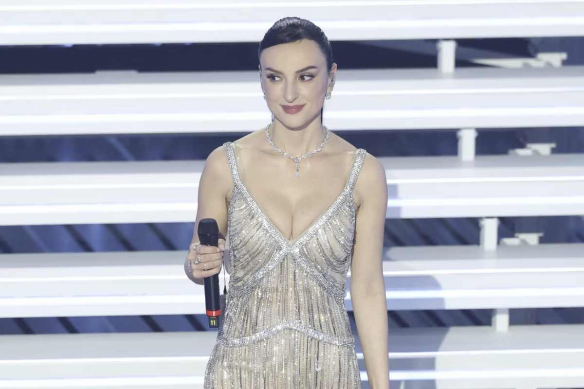 Arisa continua a essere un’icona di eleganza e talento, e il suo ritorno a Sanremo ne è la conferma. Non solo con la sua voce
