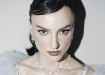 ra i dettagli che hanno reso la sua esibizione ancora più memorabile, spicca senza dubbio la sua straordinaria collana di diamant