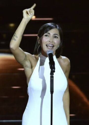 Tra i brani più acclamati dal pubblico e che si sono distinti per la loro intensità emotiva, c'è senza dubbio "Qui con me" di Serena Brancale