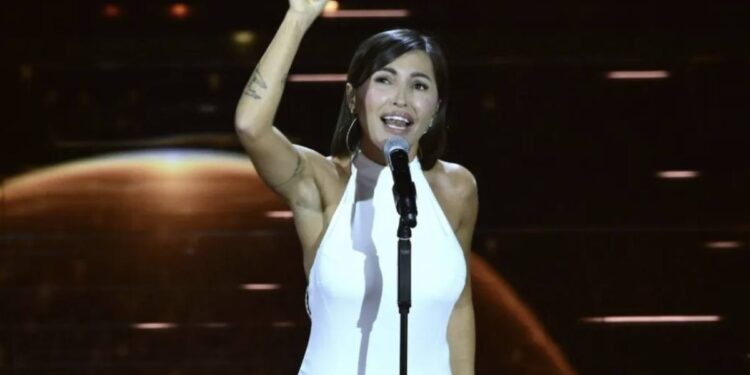 Tra i brani più acclamati dal pubblico e che si sono distinti per la loro intensità emotiva, c'è senza dubbio "Qui con me" di Serena Brancale