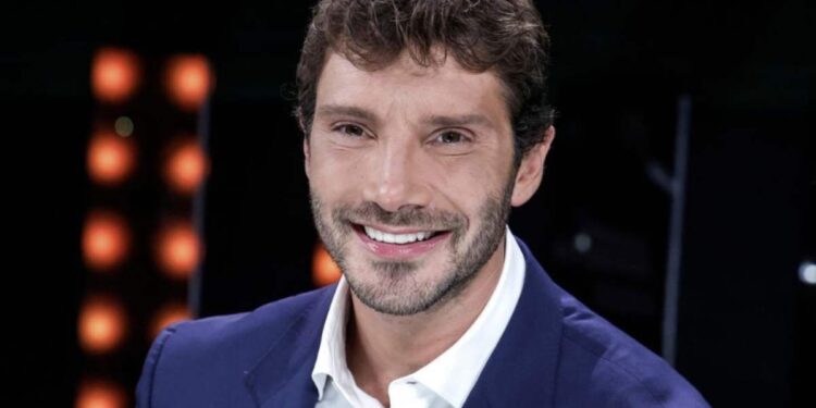 Un nome continua a rimbalzare tra i corridoi di Viale Mazzini e nelle chiacchiere dei corridoi del piccolo schermo: quello di Stefano De Martino