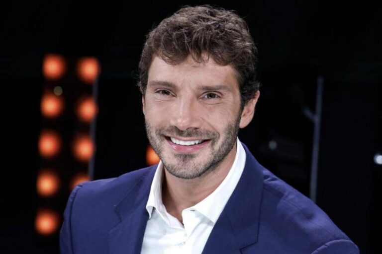 Un nome continua a rimbalzare tra i corridoi di Viale Mazzini e nelle chiacchiere dei corridoi del piccolo schermo: quello di Stefano De Martino