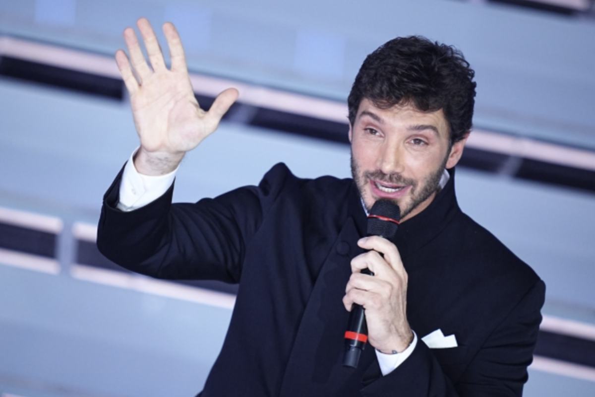 Secondo Giampaolo Rossi, il progetto che coinvolge Stefano De Martino come conduttore di Sanremo 2027 è un investimento a lungo termine.