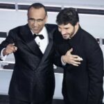 Carlo Conti, che ha guidato il festival per numerosi anni, ha ufficialmente passato il testimone a Stefano De Martino