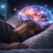 uomo che dorme con rappresentazione del cervello attivo durante la fase rem del sonno e dei sogni