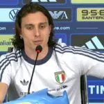 Calafiori in conferenza stampa durante il ritiro dell'Italia