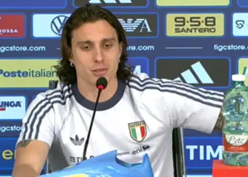 Calafiori in conferenza stampa durante il ritiro dell'Italia