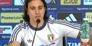 Calafiori in conferenza stampa durante il ritiro dell'Italia