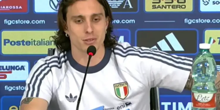 Calafiori in conferenza stampa durante il ritiro dell'Italia