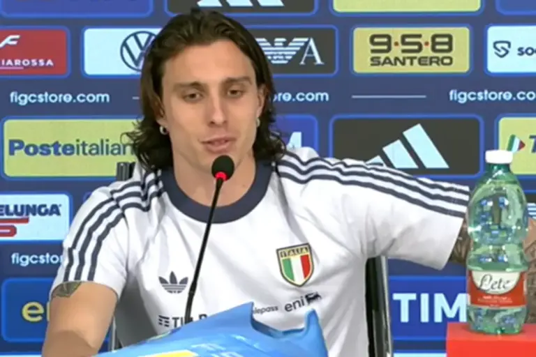 Calafiori in conferenza stampa durante il ritiro dell'Italia