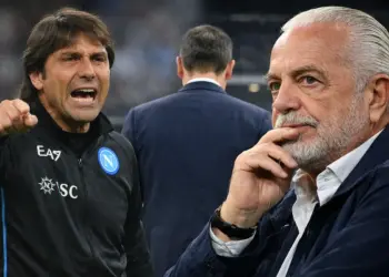 Conte e De Laurentiis con una terza persona di spalle sullo sfondo