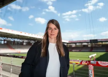 Marie-Louise Eta è la prima donna allenatrice di una squadra maschile del massimo campionato
