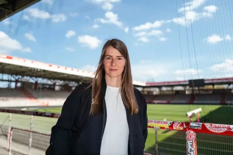 Marie-Louise Eta è la prima donna allenatrice di una squadra maschile del massimo campionato