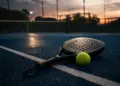 Una racchetta e una pallina di padel a terra