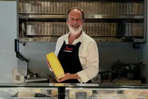 Beppe ha una bottega di formaggi a Roma