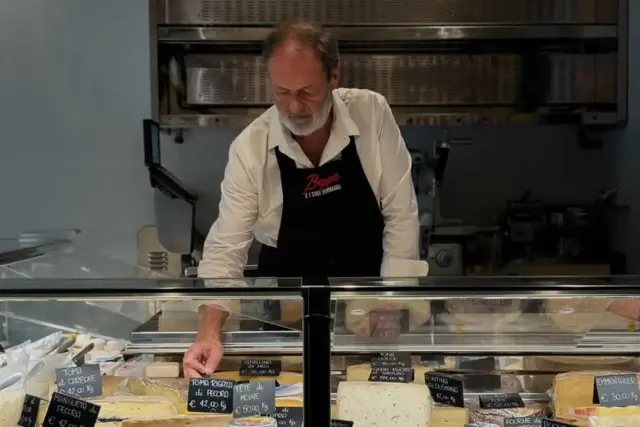 Bottega di formaggi con vendita prodotti doc