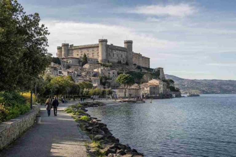Bracciano in un giorno: il borgo sul lago che unisce castello, battello e cucina locale