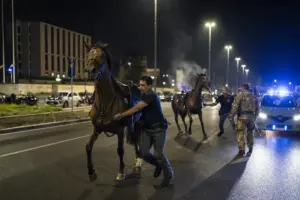Cavalli in fuga sulla Colombo, il vigile ammette i fuochi: indagine su una notte di caos alle prove del 2 giugno
