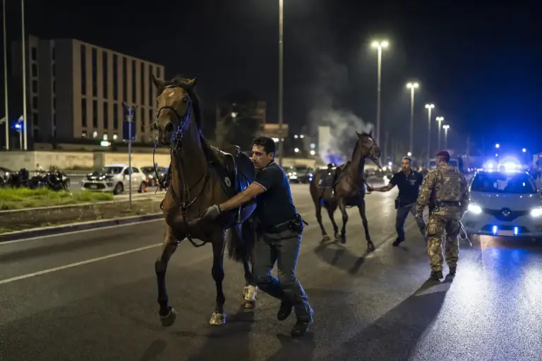 Cavalli in fuga sulla Colombo, il vigile ammette i fuochi: indagine su una notte di caos alle prove del 2 giugno