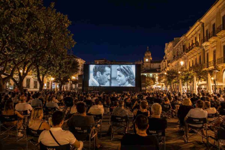 Cinema sotto le stelle a Roma 2026, la mappa delle arene da Trastevere a Ostia