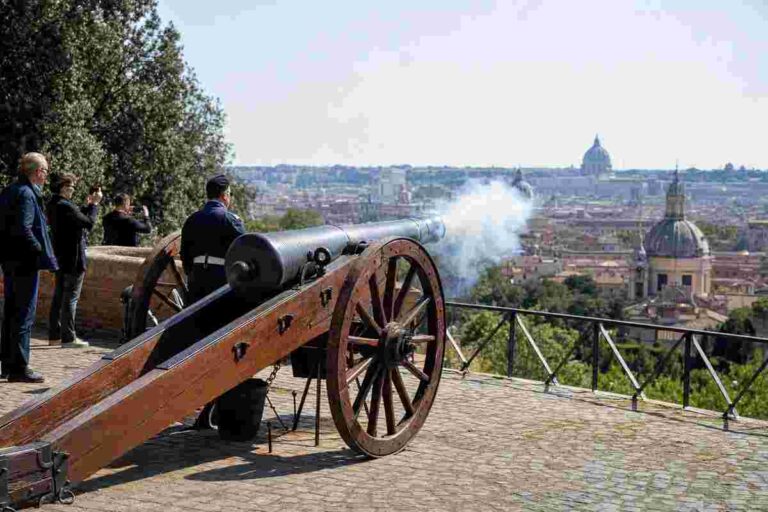 Il Cannone del Gianicolo, il colpo di mezzogiorno che da quasi due secoli scandisce il tempo di Roma