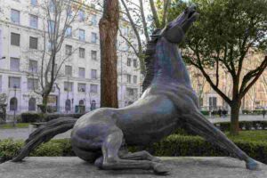 Il Cavallo di viale Mazzini, il bronzo di Messina diventato simbolo della RAI e del Quartiere della Vittoria