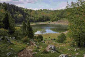 Lagustelli di Percile, la gita da Roma nel piccolo “Trentino” laziale tra laghi carsici e pascoli bradi
